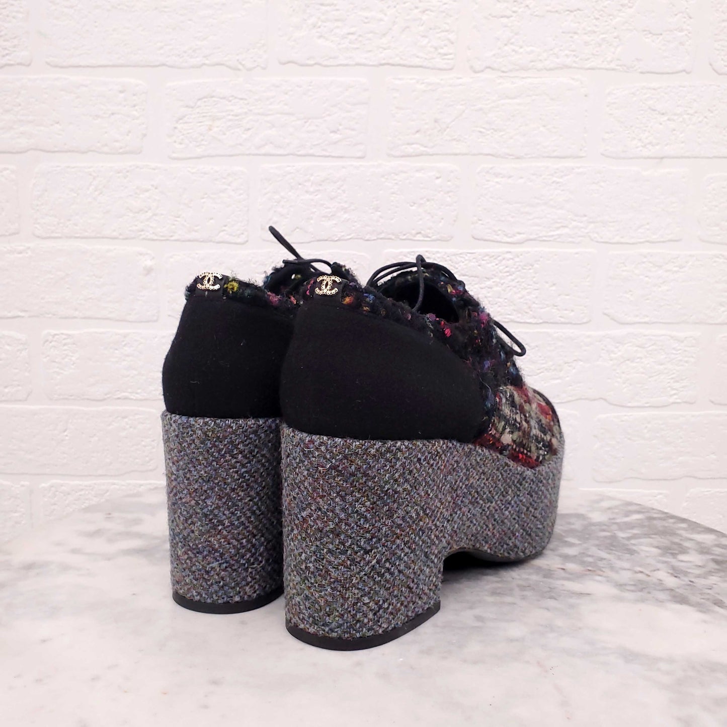 CHANEL GREY TWEED AND FELT PLATFORM OXFORDS - SIZE 39.5
