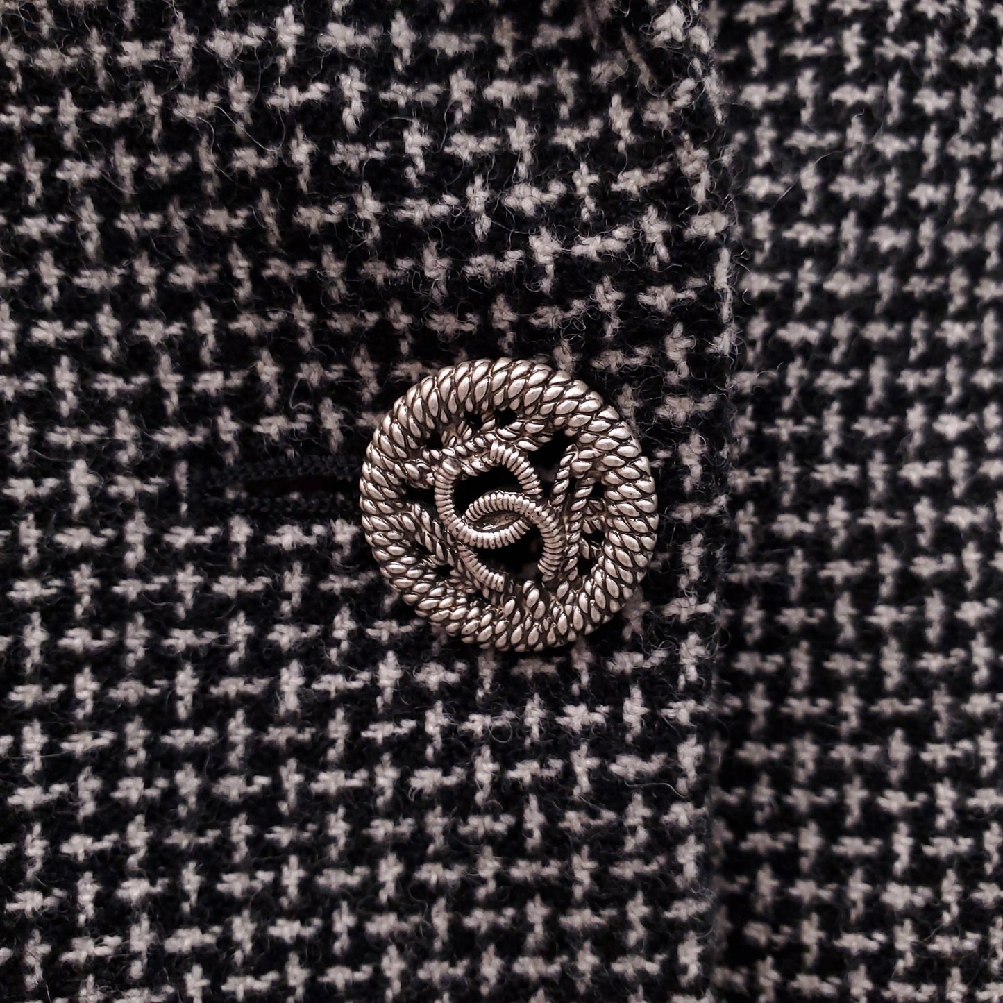 CHANEL GREY TWEED BLAZER WITH CC LOGO BUTTON - SIZE 42