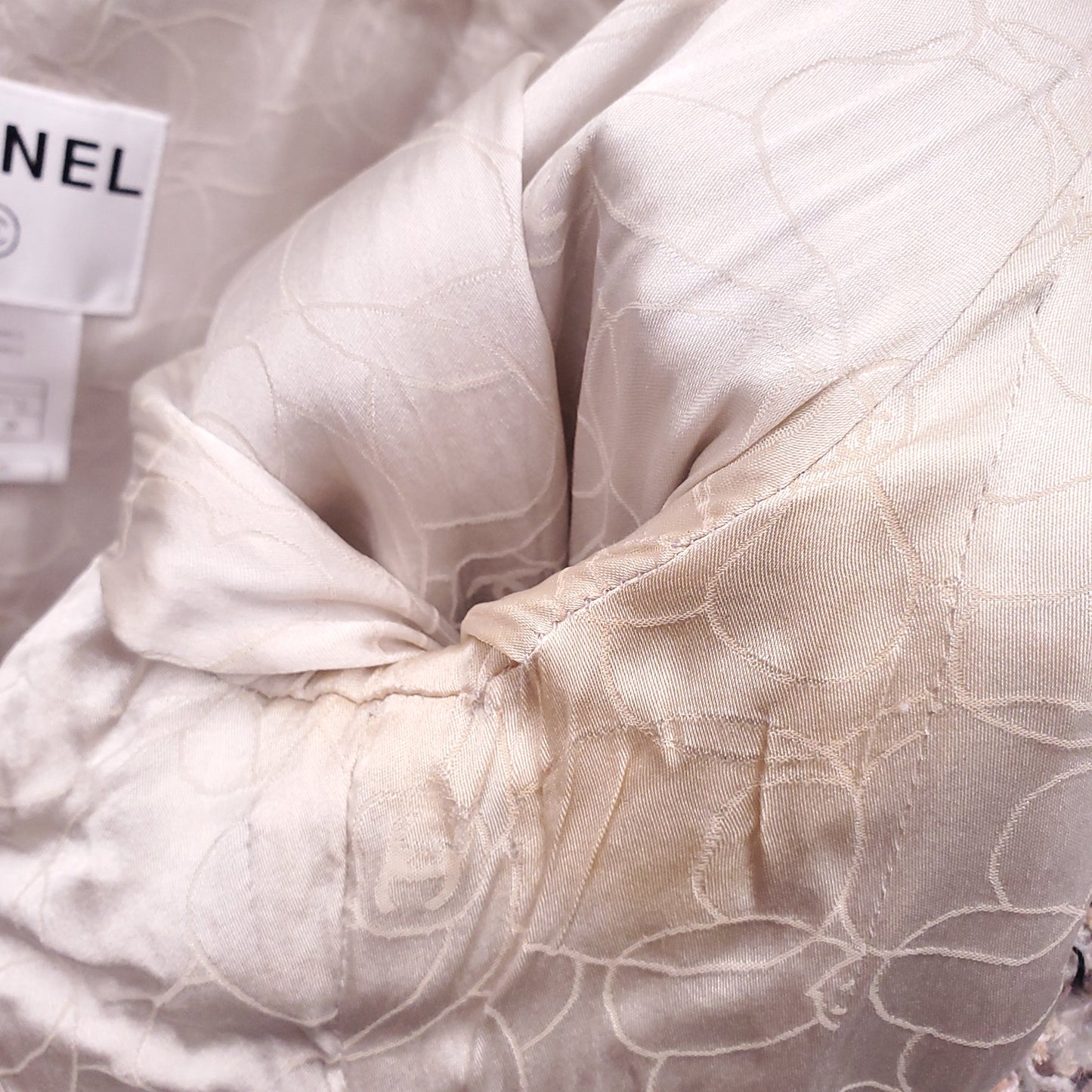 CHANEL S/S 2004 BABY BLUE AND PINK TWEED SUIT WITH FRINGE DETAIL AND PEARL BUTTONS - SIZE 38/40