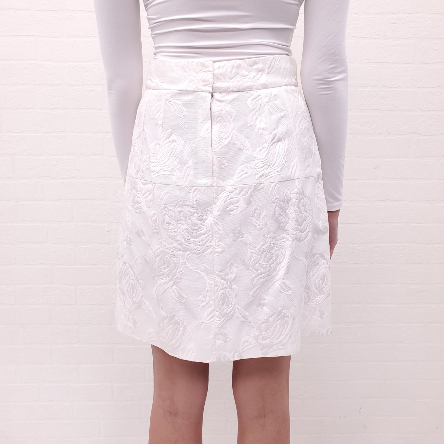 DOLCE & GABBANA WHITE SHADOW STITCH SKIRT WITH FLORAL BUTTONS - SIZE 40