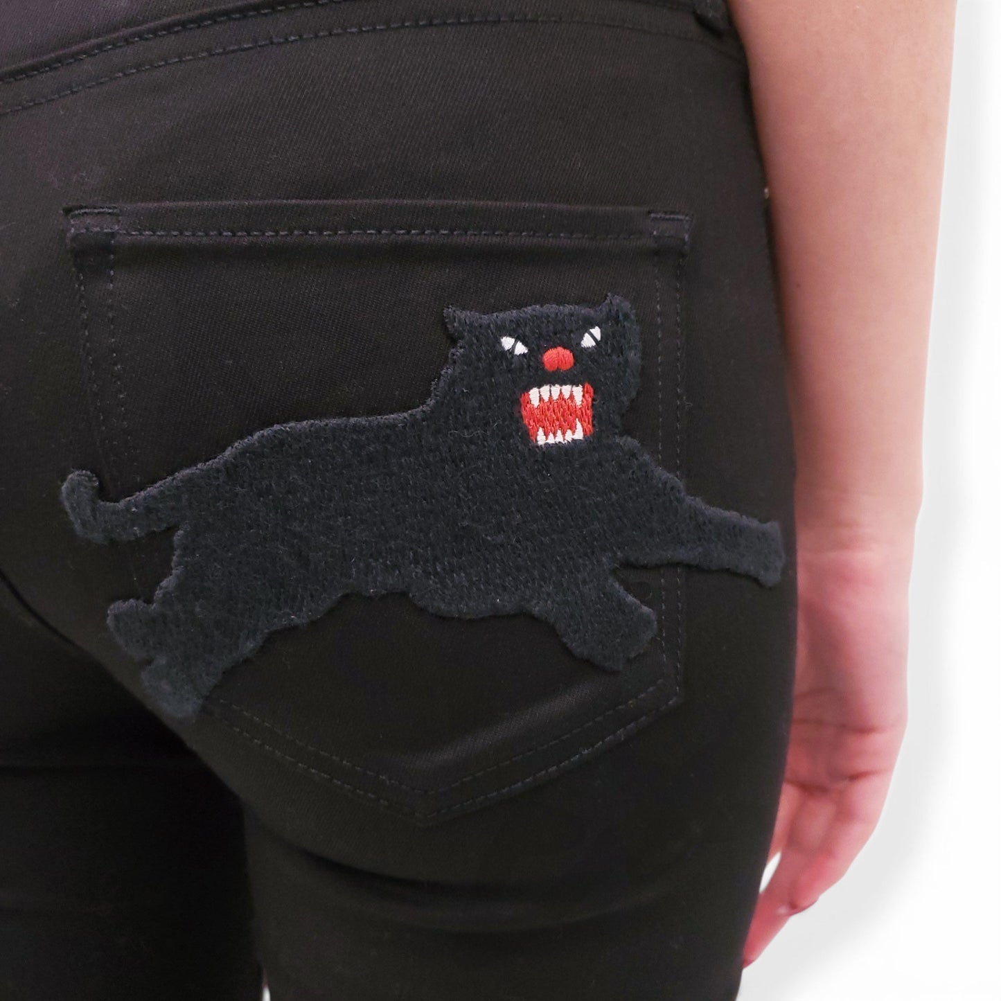 GUCCI BLACK JEANS WITH EMBROIDERED PANTHER DETAIL - SIZE 27
