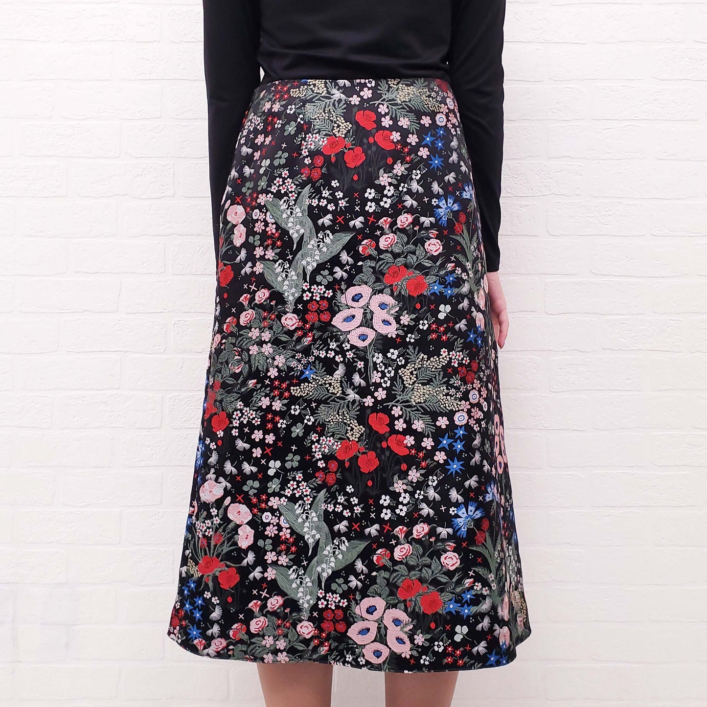VALENTINO BLACK SILK FLORAL SKIRT - SIZE 6