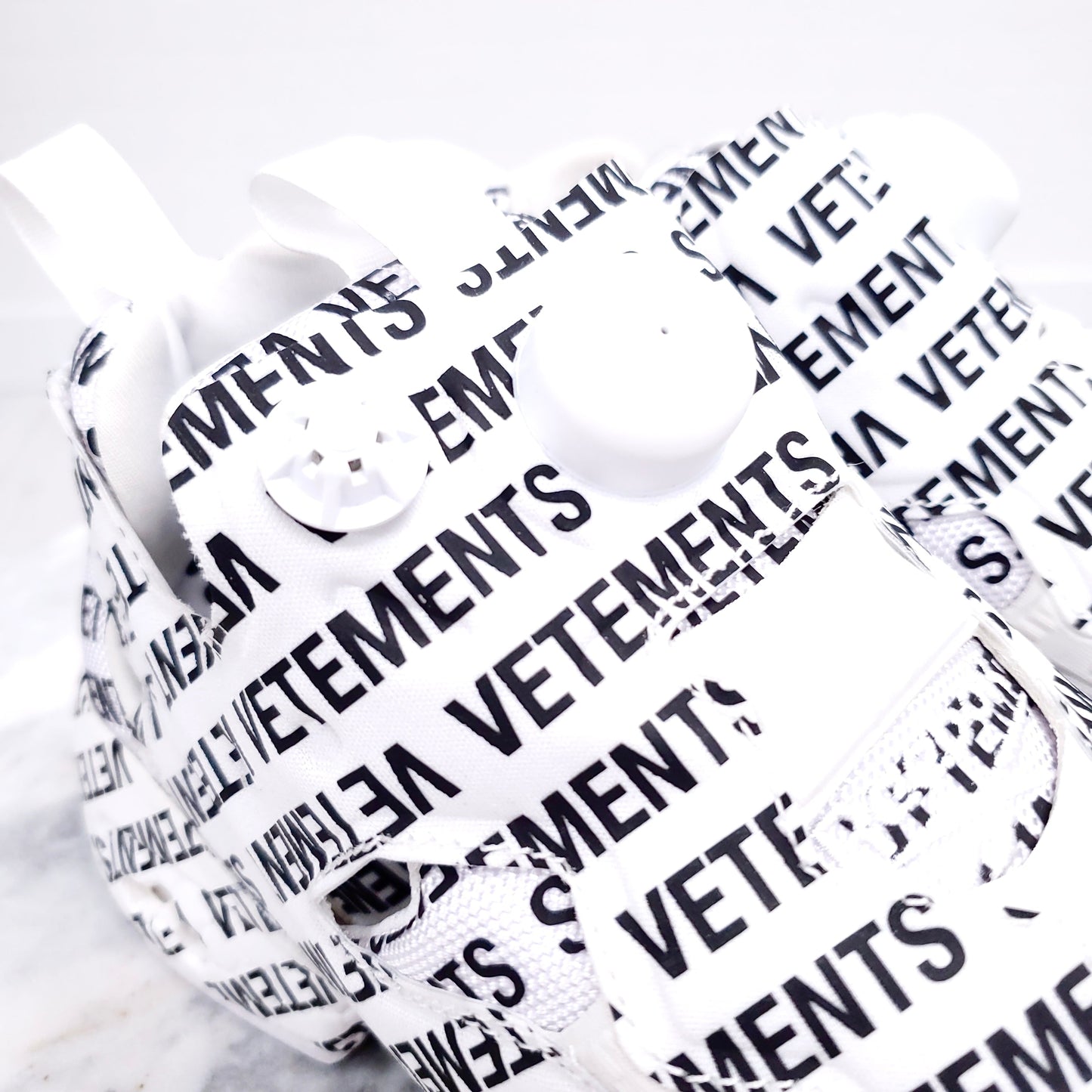 VETEMENTS X REEBOK LOGO SNEAKERS - SIZE 37.5