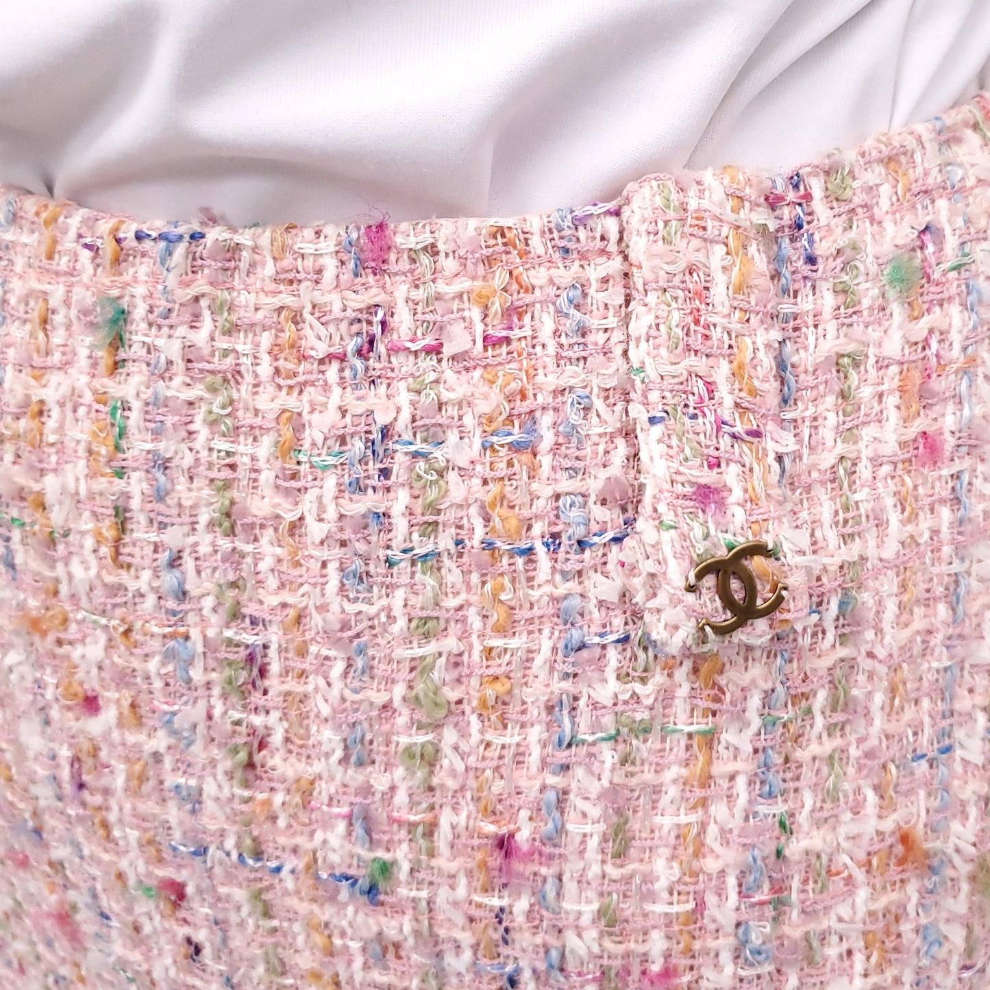 CHANEL PINK TWEED SUIT WITH CHAIN DETAIL - SIZE 40