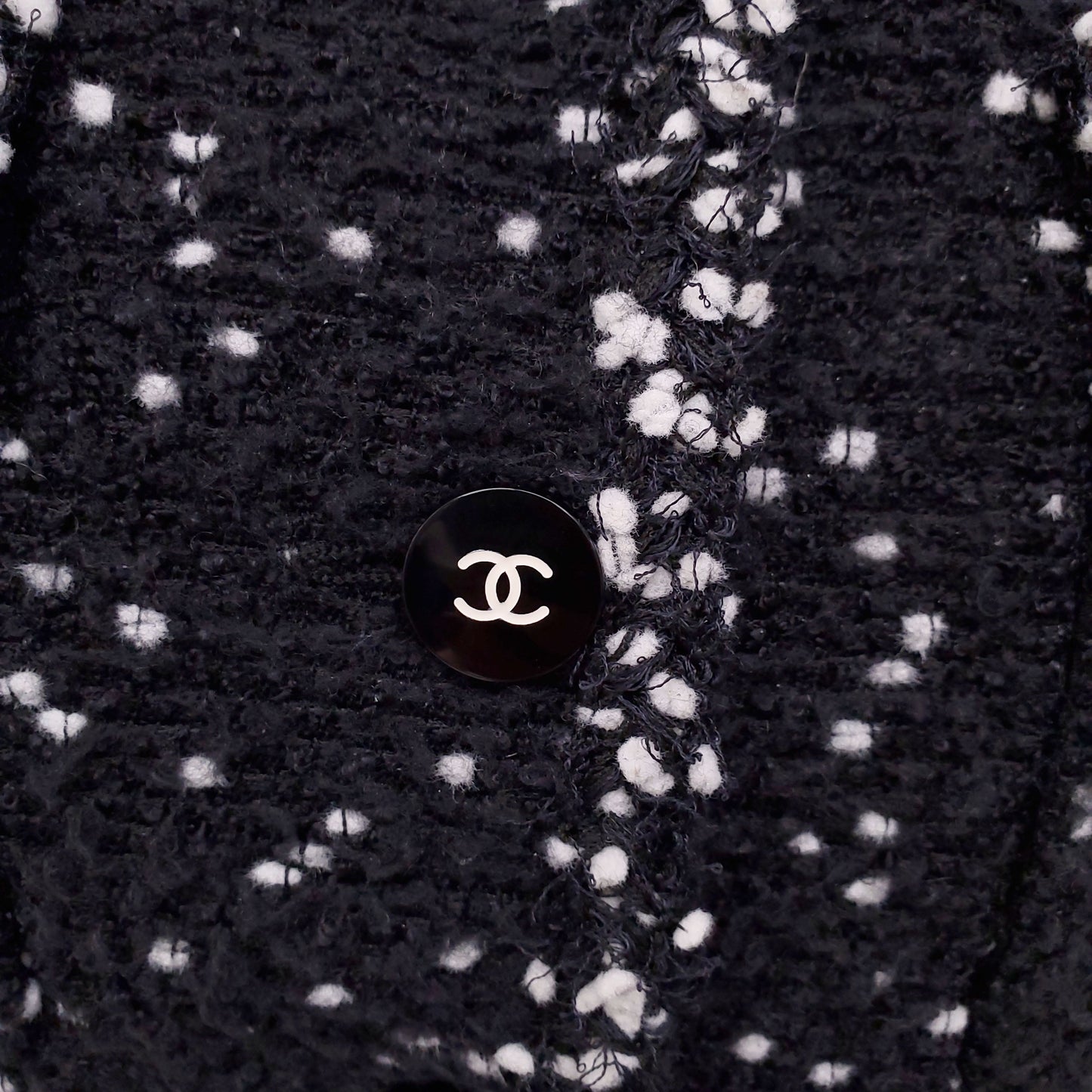 CHANEL F/W 1995 BLACK AND WHITE TWEED JACKET WITH LOGO BUTTONS - SIZE 40