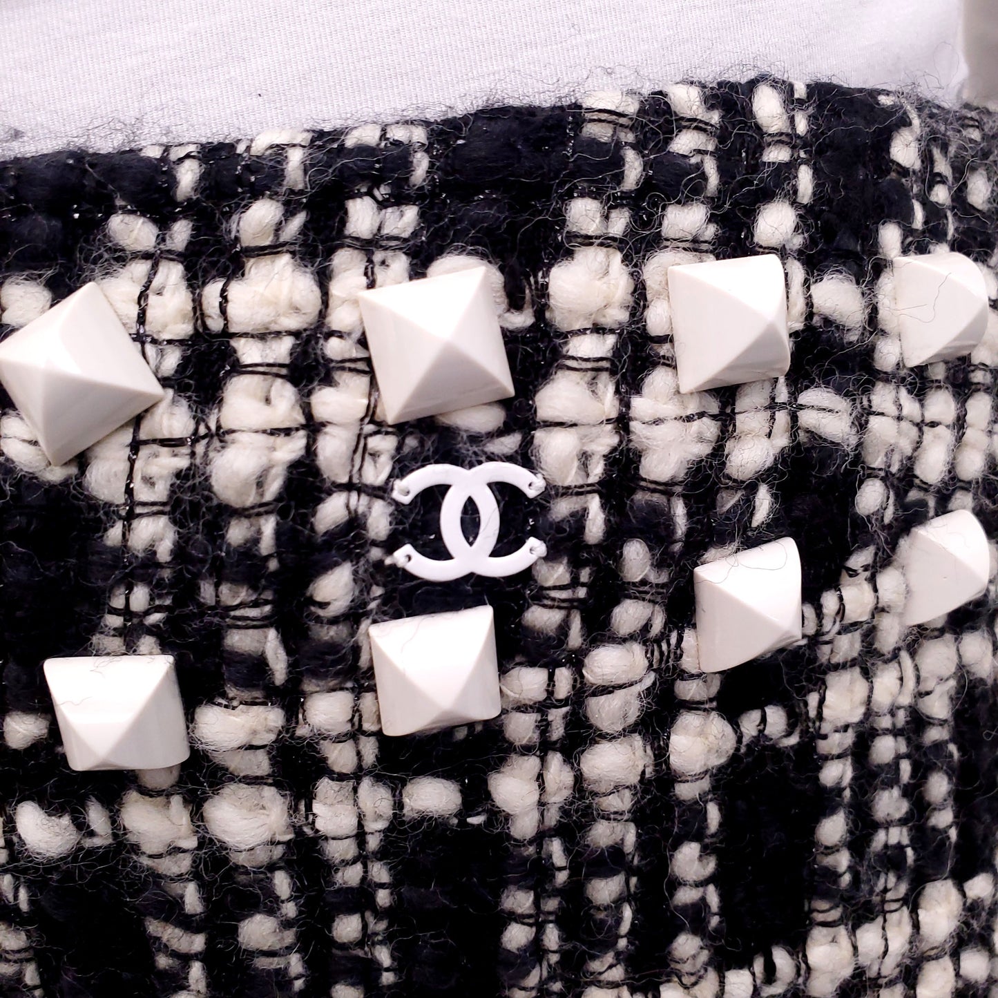 CHANEL CREAM AND BLACK METALLIC TWEED SUIT WITH STUDDED DETAIL - SIZE 38/40