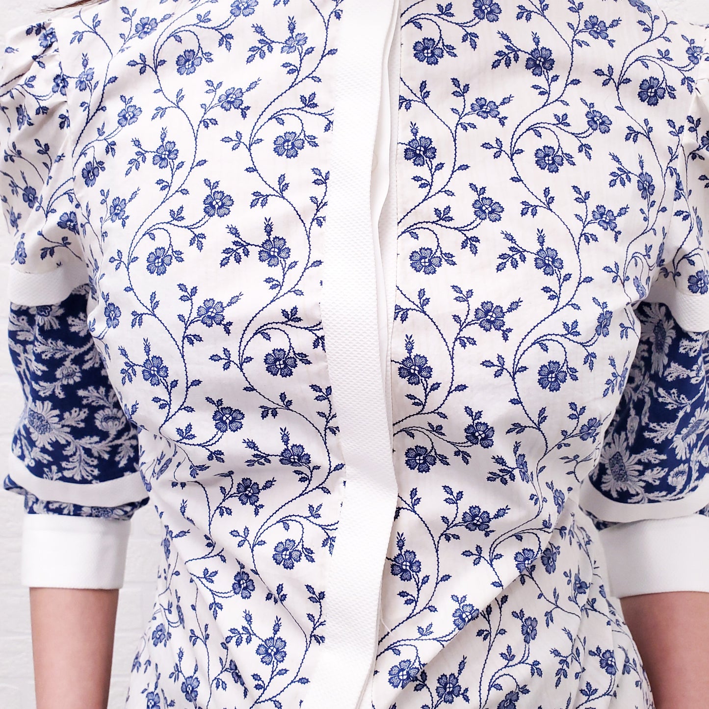 ALEXANDER MCQUEEN BLUE AND WHITE FLORAL BLOUSE WITH STRIPES - SIZE 38