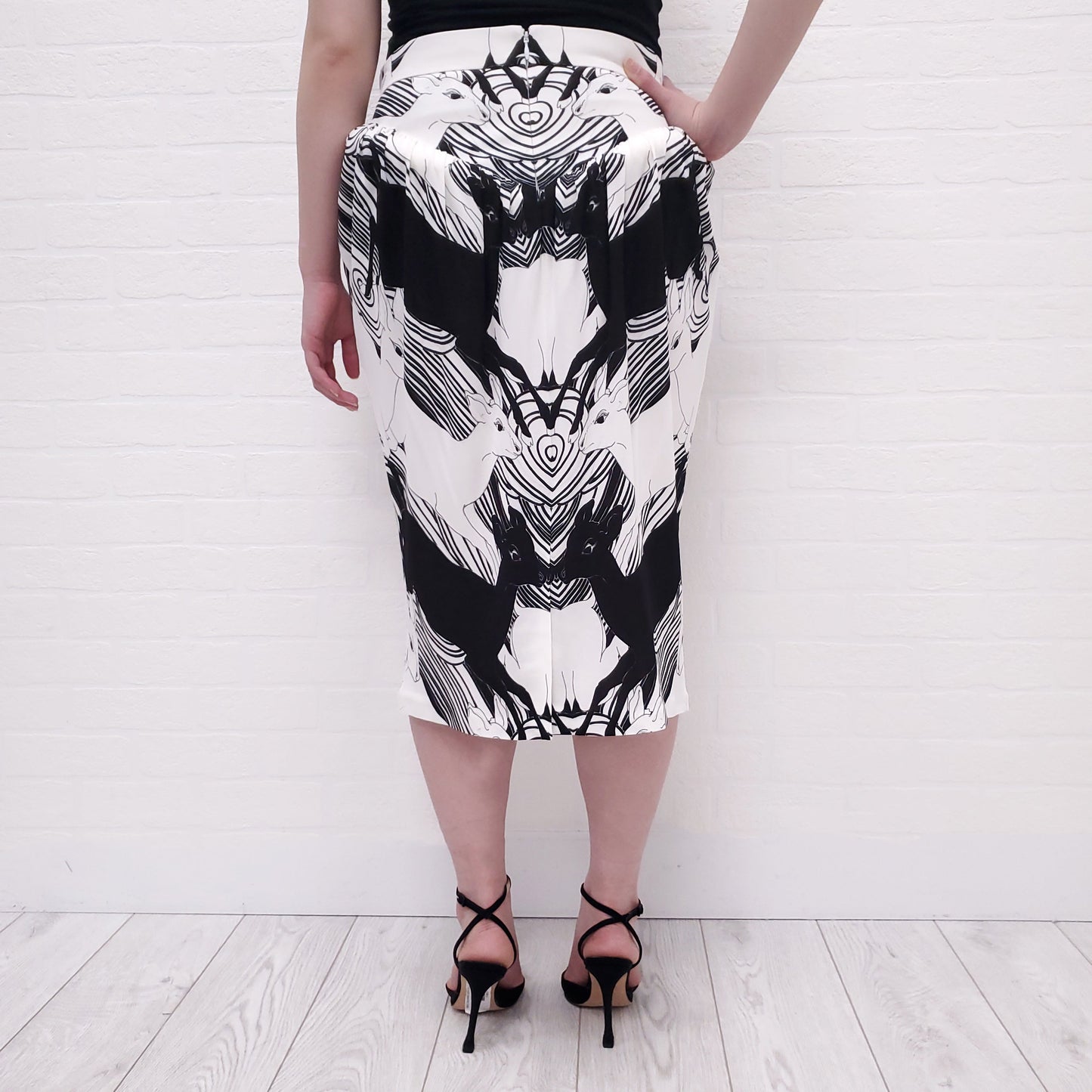 BURBERRY BLACK AND WHITE DEER PRINT PLEATED SKIRT - SIZE 4