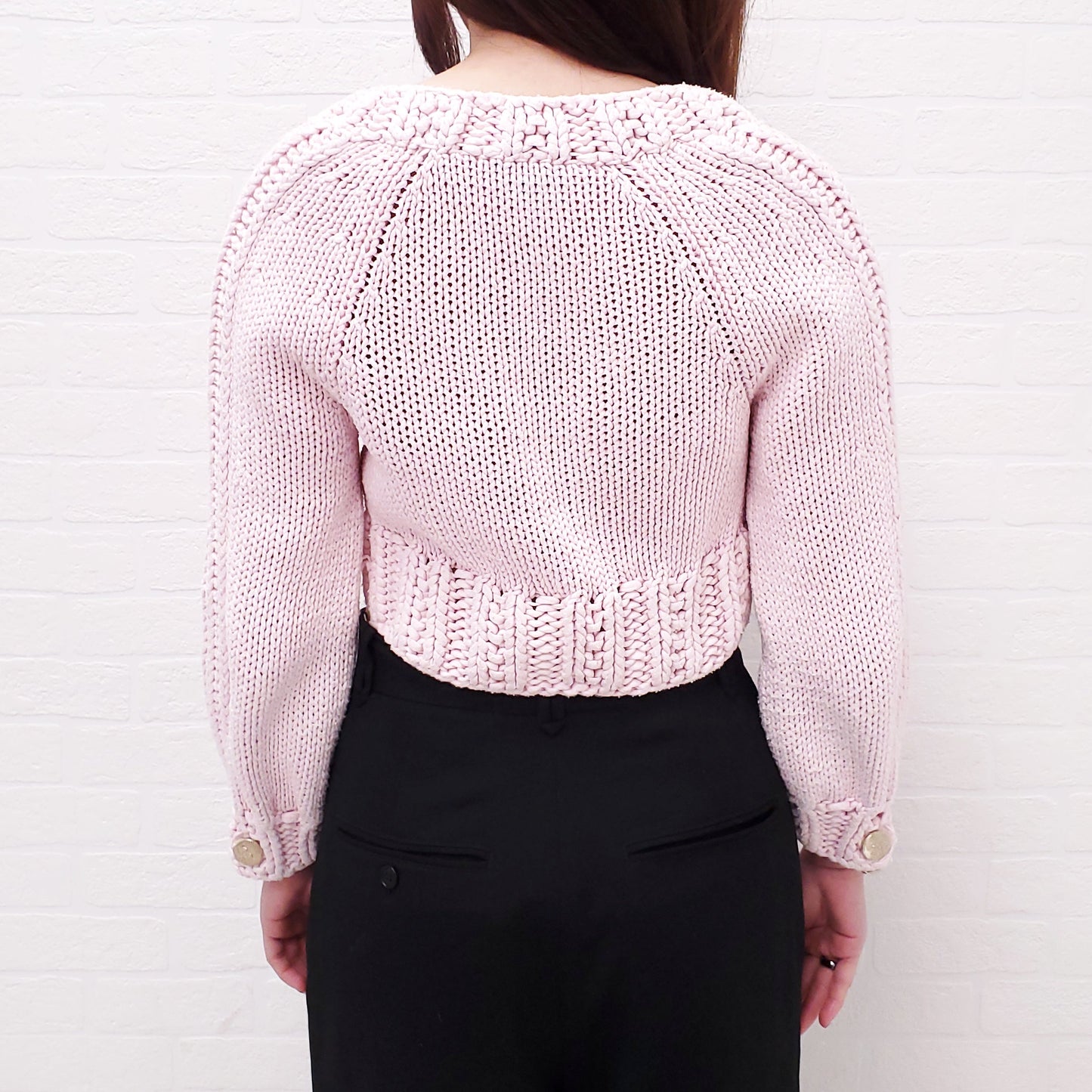 CHANEL 2022 PINK KNIT CROPPED SWEATER WITH LOGO BUTTONS - SIZE 34