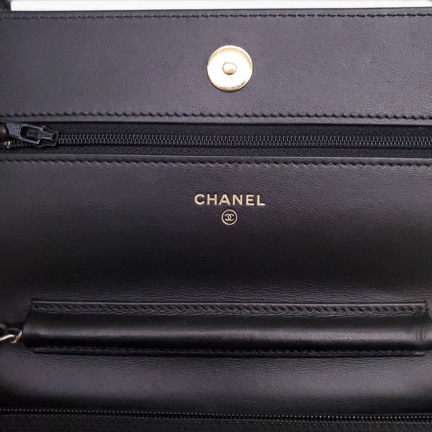 CHANEL BLACK AGED LEATHER WALLET ON MIXED METAL CHAIN