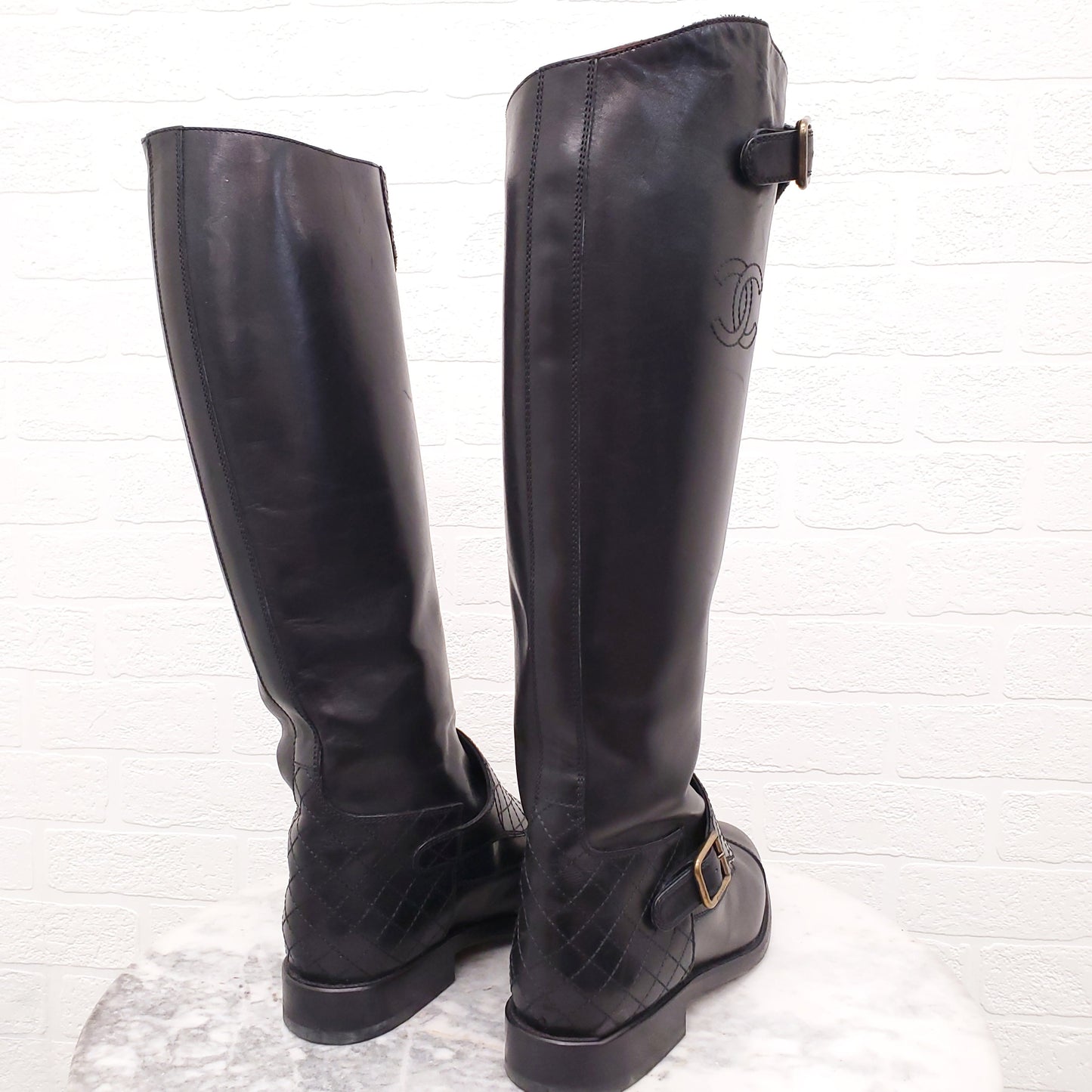 CHANEL BLACK QUILTED RIDING BOOTS WITH BUCKLES - SIZE 39.5