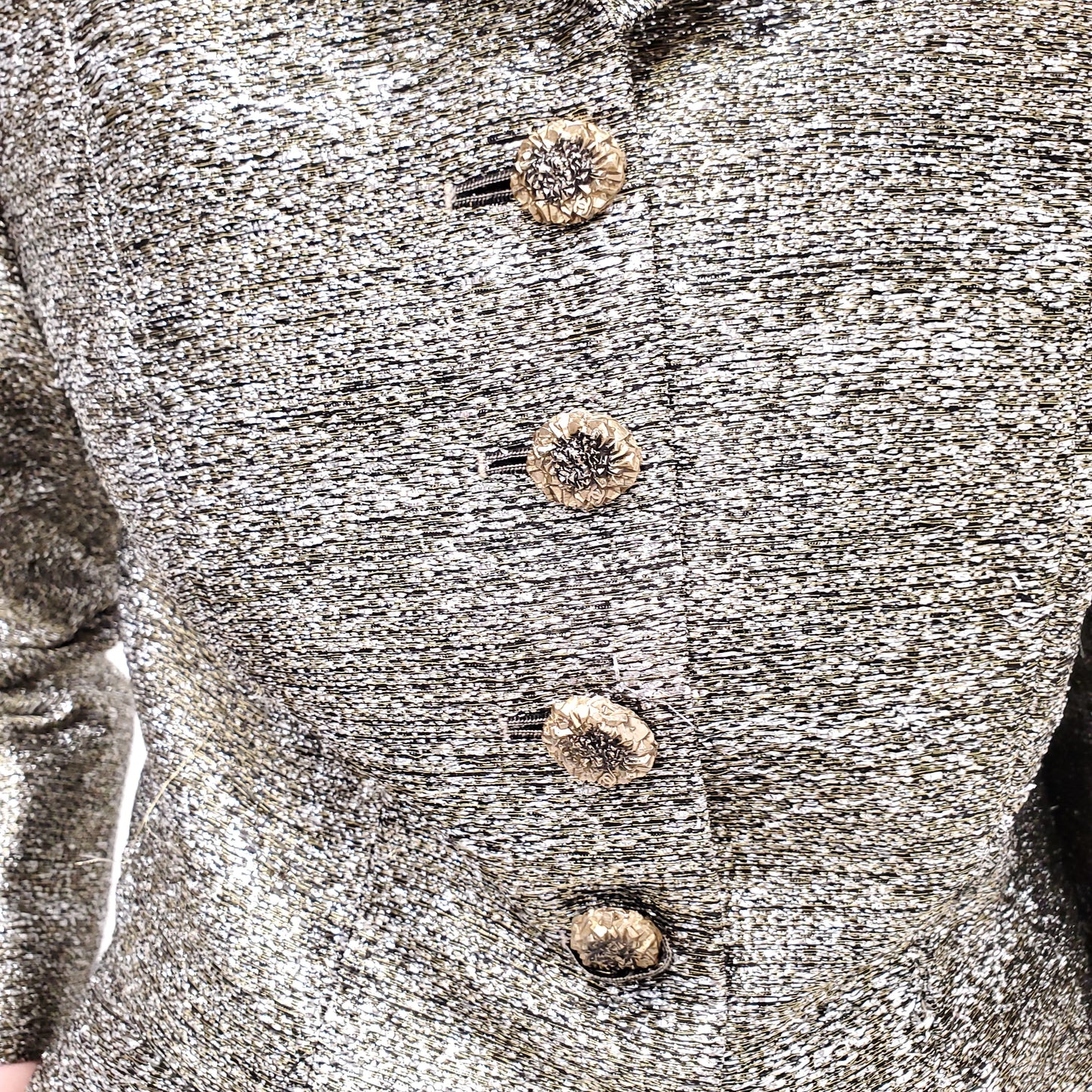 CHANEL GOLD METALLIC SUIT WITH FLORAL LOGO BUTTONS - SIZE 40