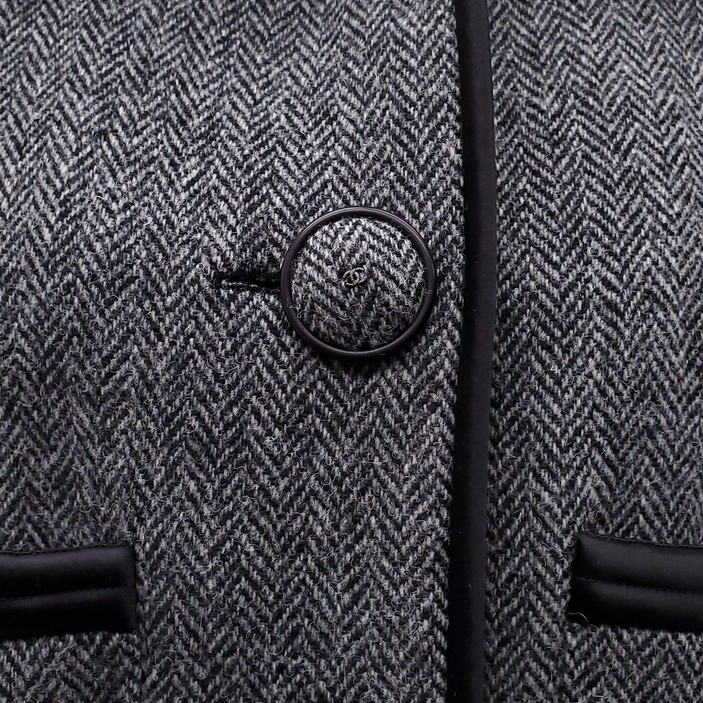 CHANEL GREY HERRINGBONE COAT WITH LOGO BUTTONS - SIZE 42