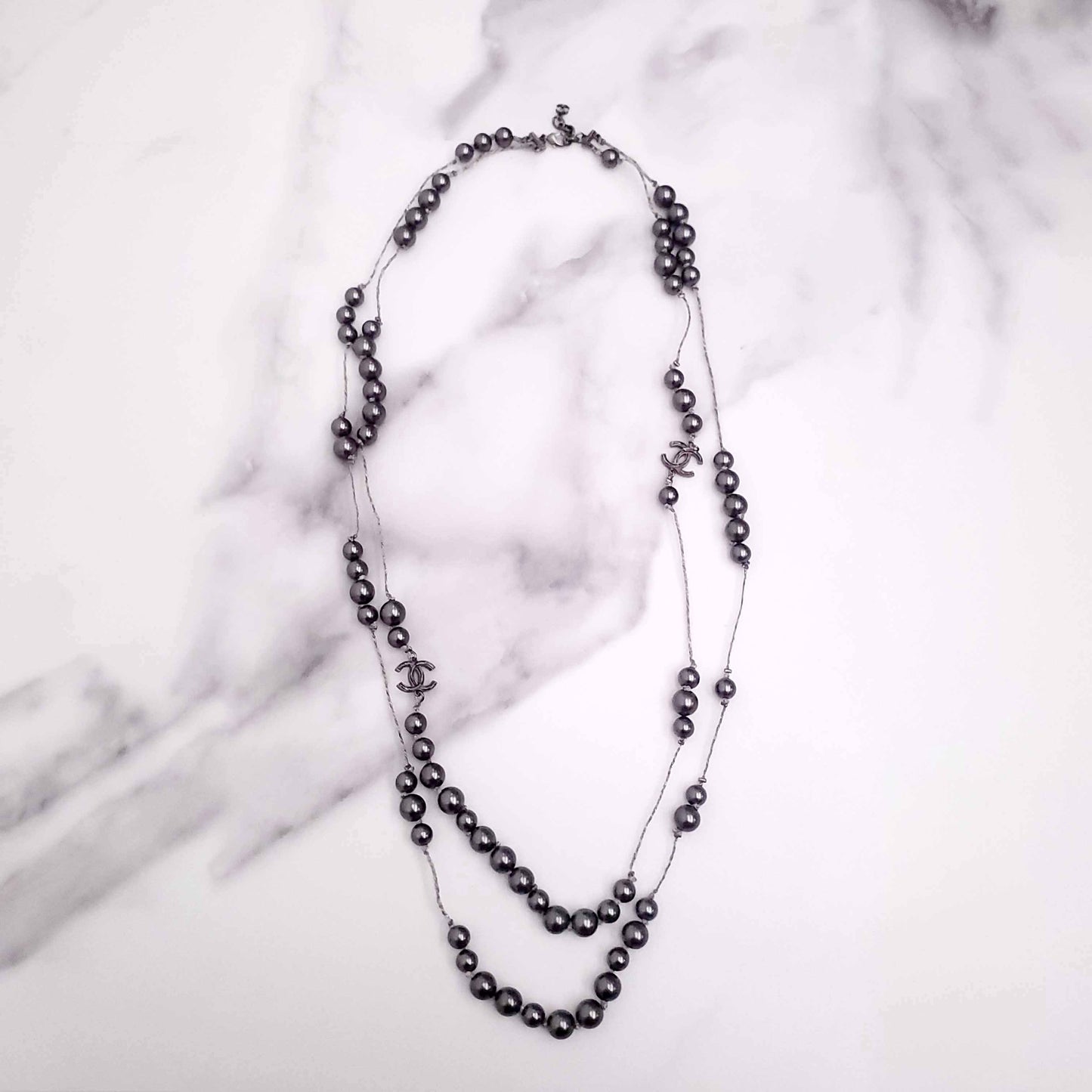 CHANEL GREY PEARL NECKLACE WITH METALLIC STRING DETAIL