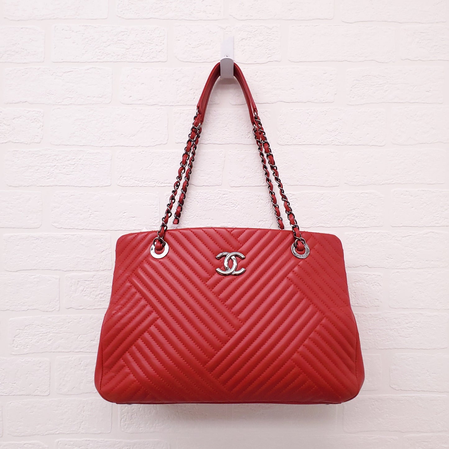CHANEL RED LEATHER CROSSING LARGE SHOPPING TOTE