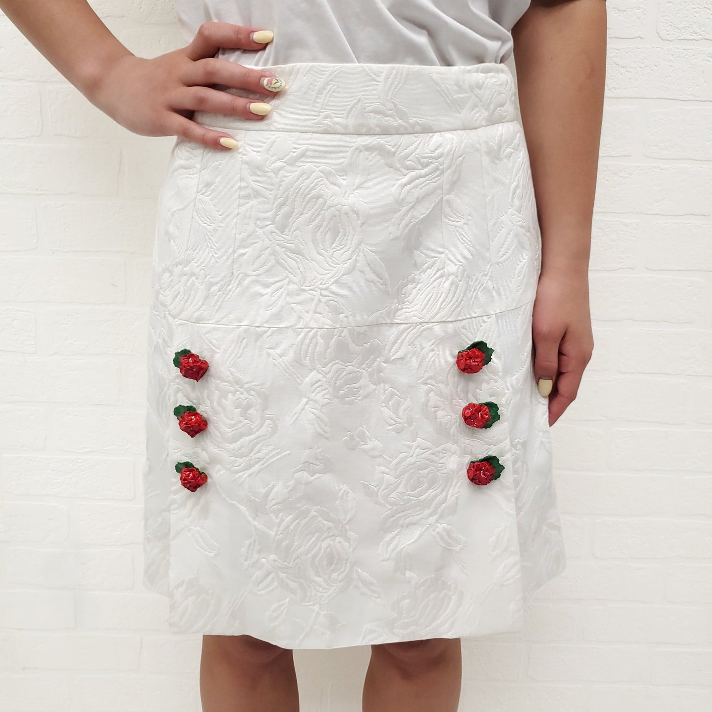 DOLCE & GABBANA WHITE SHADOW STITCH SKIRT WITH FLORAL BUTTONS -  SIZE 40