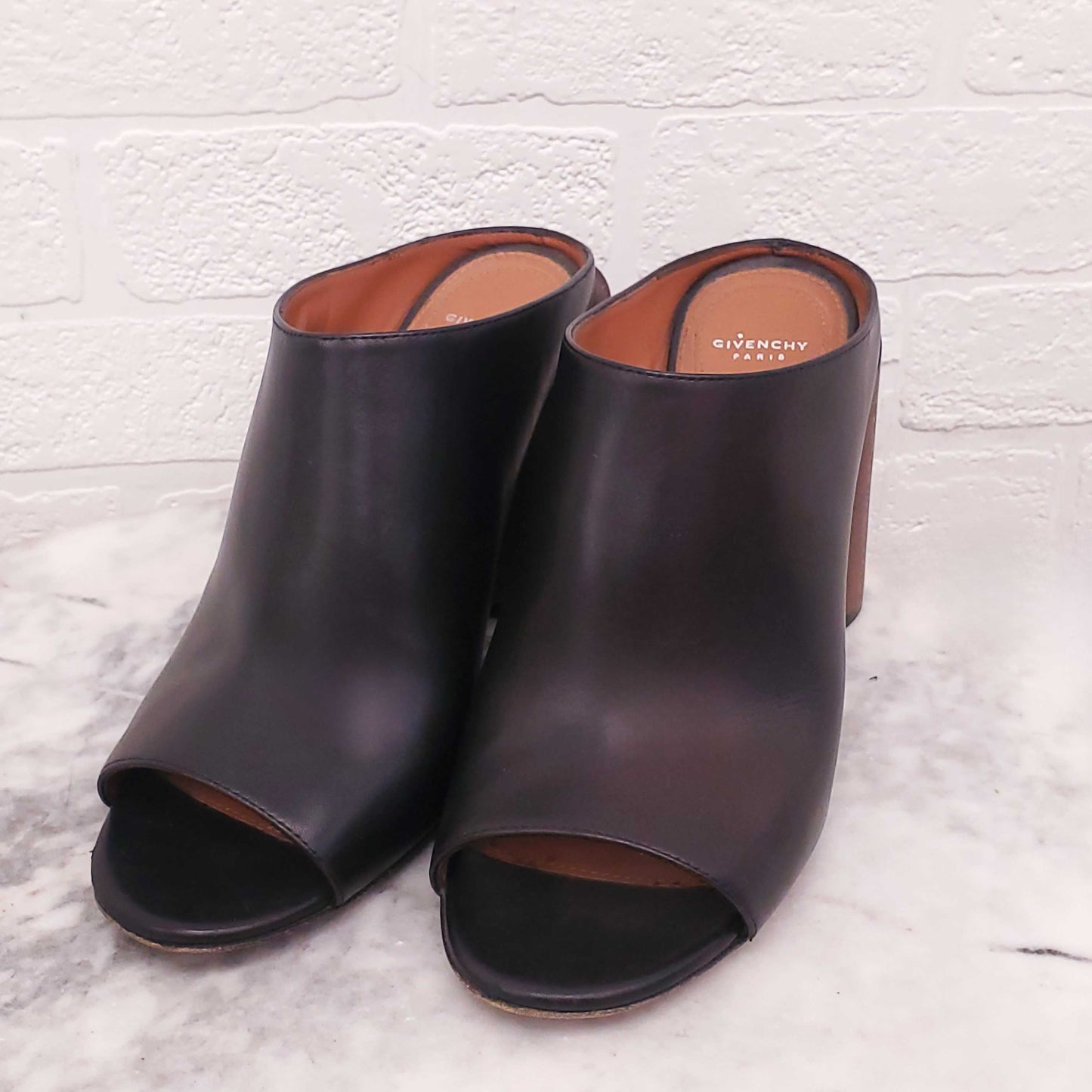 GIVENCHY BLACK LEATHER MULES WITH ROUND WOOD BLOCK HEEL - SIZE 40