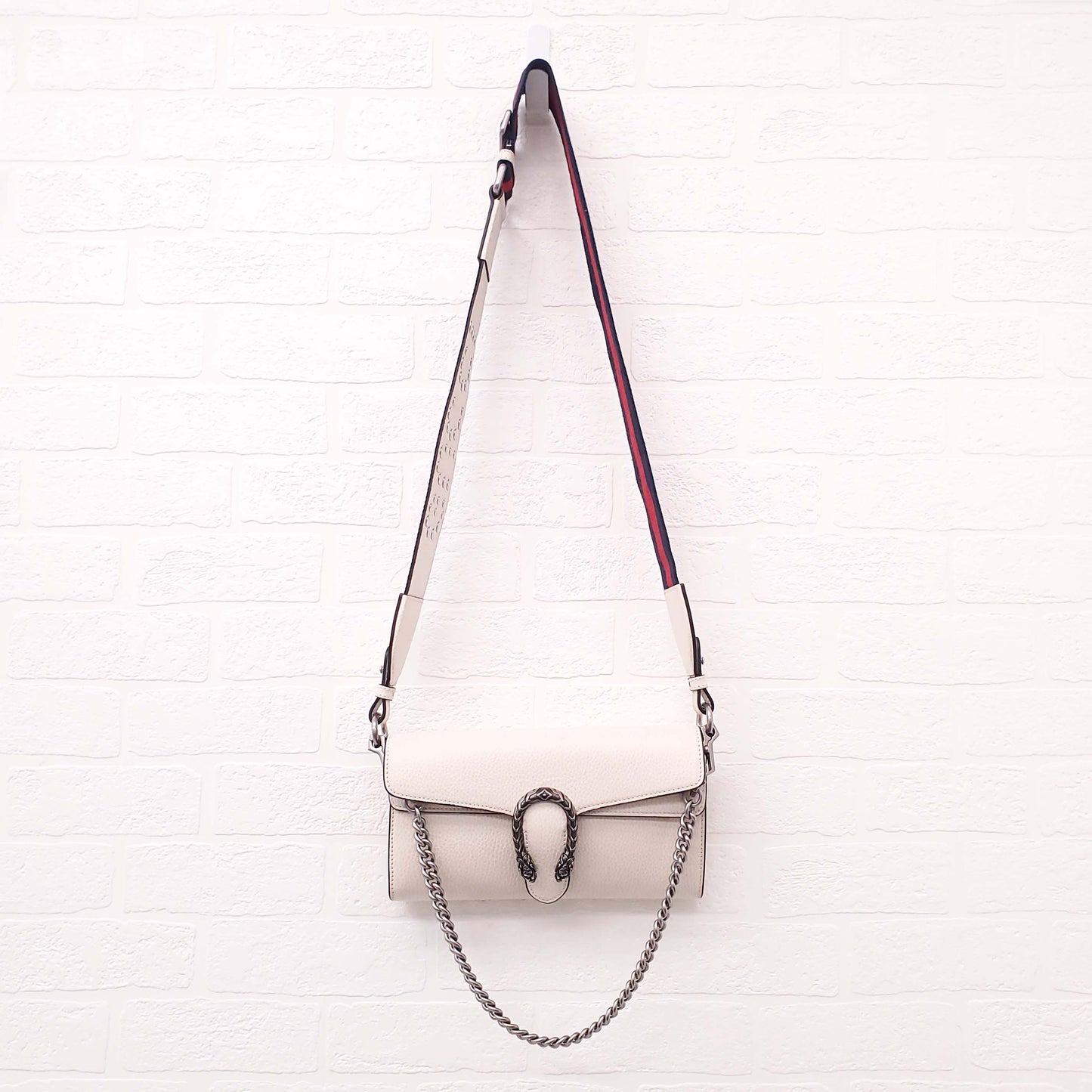GUCCI WHITE DIONYSUS BAG WITH STUDDED LOGO GUITAR STRAP