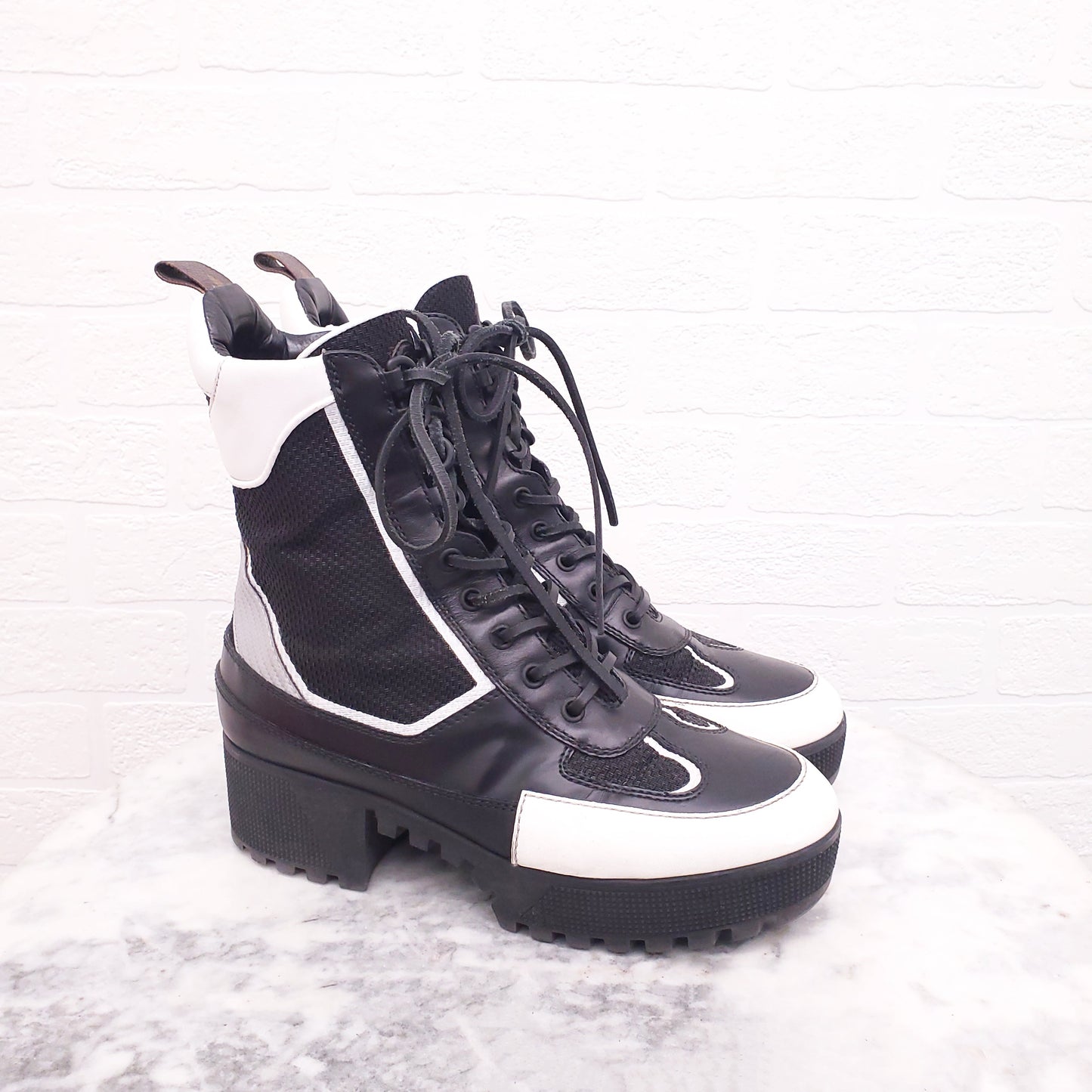 LOUIS VUITTON LAUREATE PLATFORM DESERT BOOTS - SIZE 39
