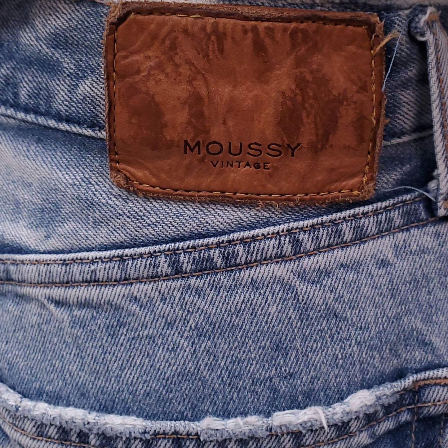 MOUSSY VINTAGE LIGHT WASH JEANS WITH FRAYED HEM - SIZE 28